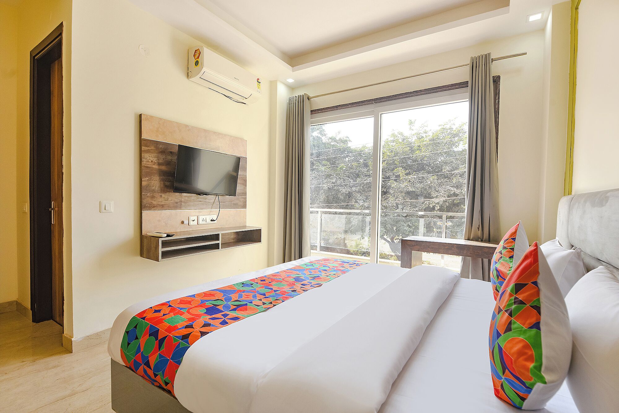 Egyptian cotton sheets, premium bedding, in-room safe, free WiFi