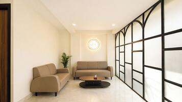 Coin salon dans le hall