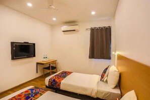 Egyptian cotton sheets, premium bedding, in-room safe, free WiFi - Fabhotel Town Plaza (New Delhi)