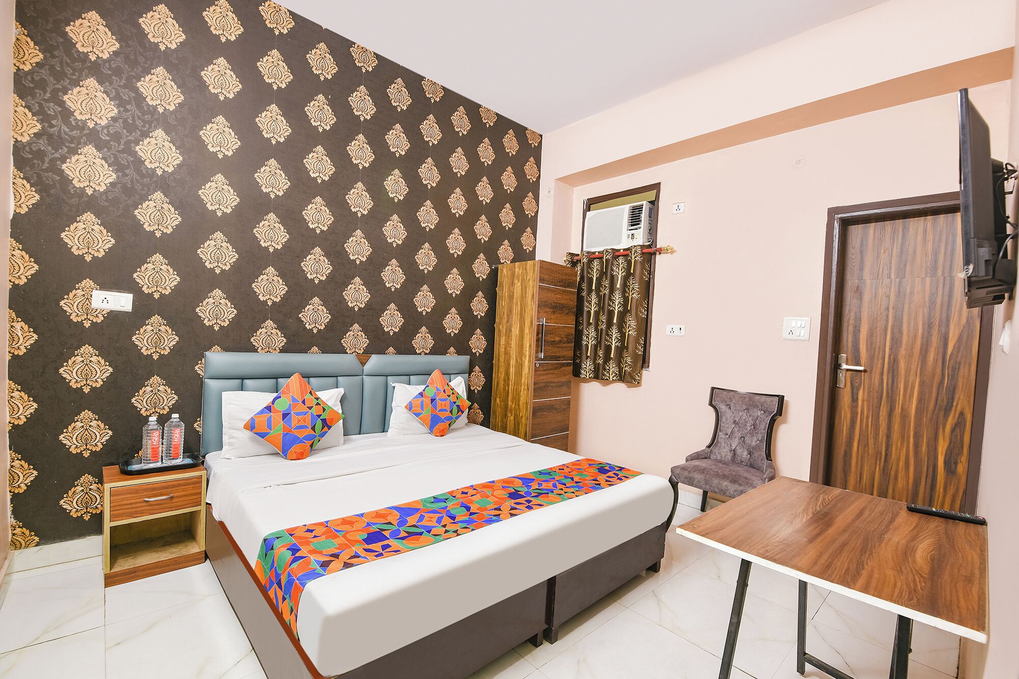 ملاءات من القطن المصري وأغطية فراش متميزة وخزنة داخل الغرفة