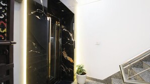 Lift - Via Town Plaza (New Delhi)