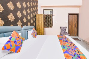 ملاءات من القطن المصري وأغطية فراش متميزة وخزنة داخل الغرفة