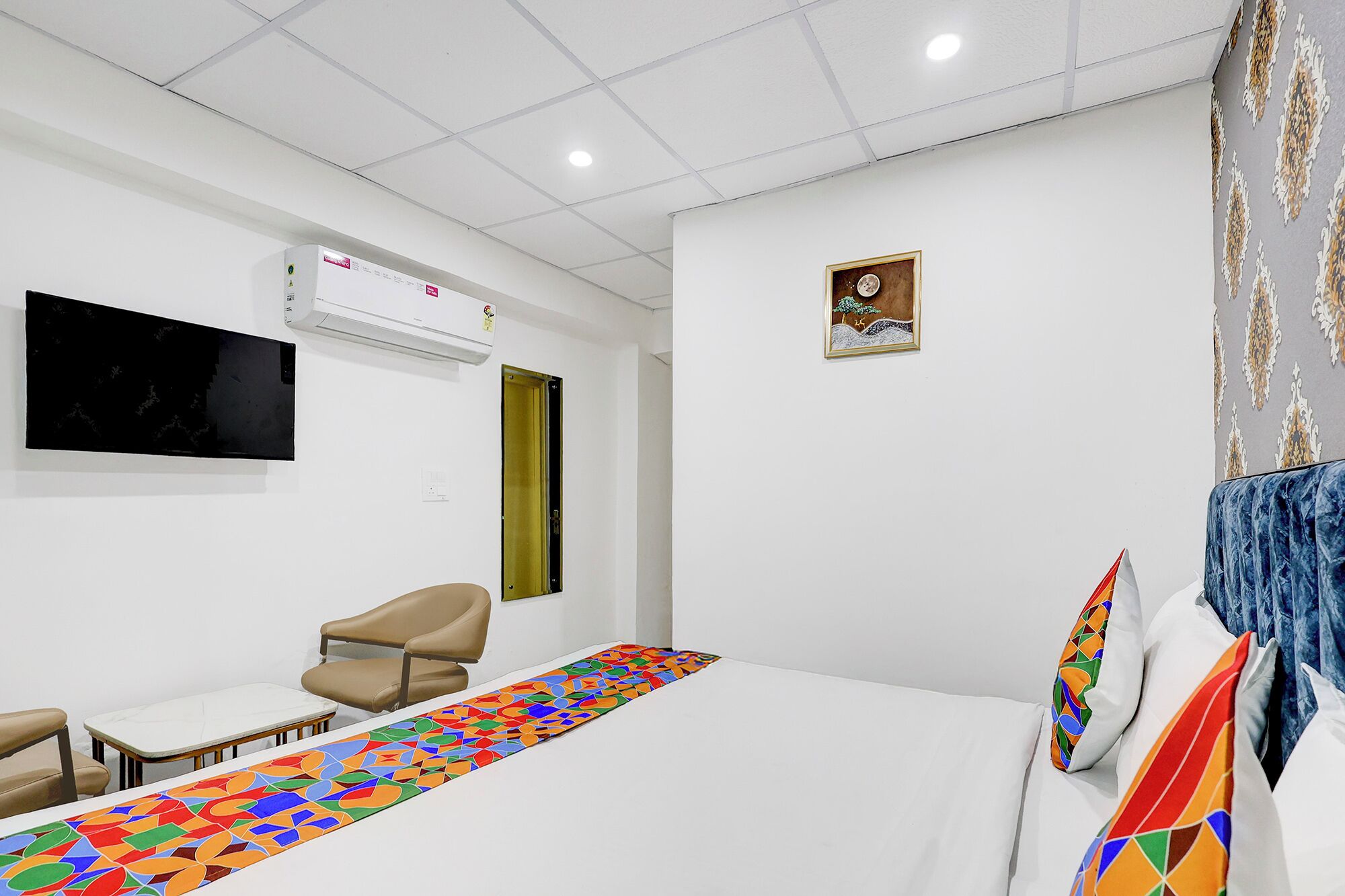 Egyptian cotton sheets, premium bedding, in-room safe, free WiFi