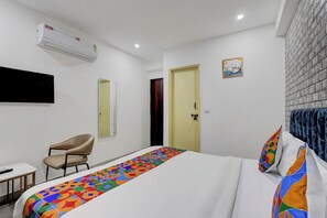 Egyptian cotton sheets, premium bedding, in-room safe, free WiFi - Fabhotel 18 (Hasanpur)