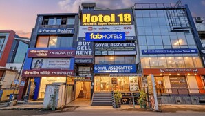 Rakennuksessa on useita kylttejä, joihin sisältyvät muun muassa tekstit ”Hotel 18 Deluxe & Super Deluxe Room” ja ”Goyal Associates”.