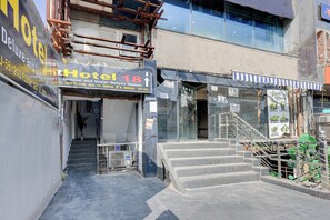 Property entrance - Fabhotel 18 (Noida)