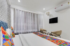 Egyptian cotton sheets, premium bedding, in-room safe, free WiFi - Fabhotel 18 (Noida)