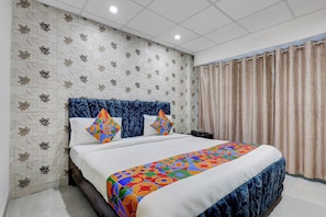 Egyptian cotton sheets, premium bedding, in-room safe, free WiFi - Fabhotel 18 (Noida)