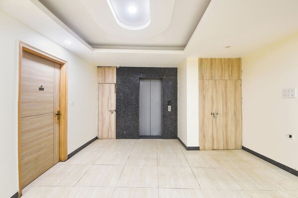 Elevator - Fabhotel Mahal (New Delhi)