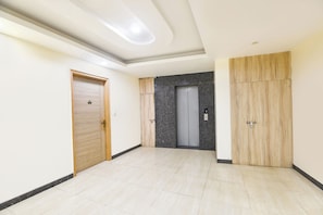Elevator - Fabhotel Mahal (New Delhi)