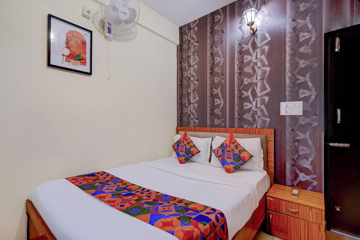 ملاءات من القطن المصري وأغطية فراش متميزة وخزنة داخل الغرفة