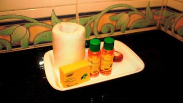 Deluxe Room | Bathroom | Shower, rainfall showerhead, free toiletries, towels