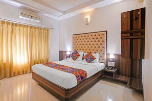 Egyptian cotton sheets, premium bedding, in-room safe, free WiFi - Fabhotel Satyan Inn (Rahata)
