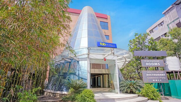 Hotel com estrutura em cúpula de vidro, quartos executivos e restaurante com diversas opções de cozinha.
