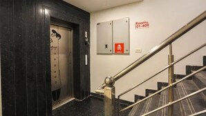 Ein Hotelaufzug mit digitaler Anzeige, die die Zimmernummern 101 bis 409 zeigt.
