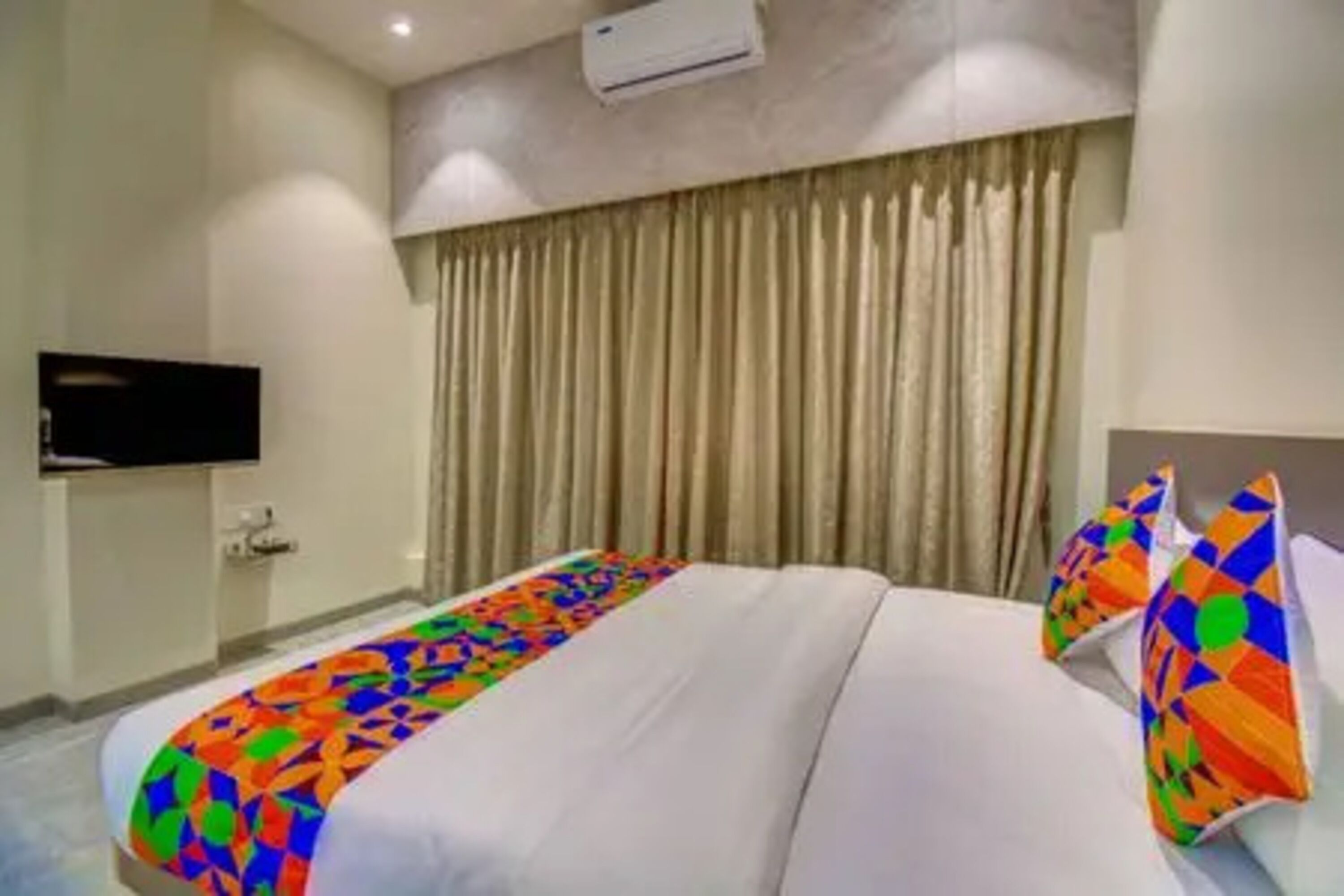 Egyptian cotton sheets, premium bedding, in-room safe, free WiFi