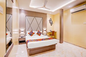 ห้องดีลักซ์ | ผ้าปูที่นอนฝ้ายอียิปต์, เครื่องนอนระดับพรีเมียม, ตู้นิรภัยในห้องพัก