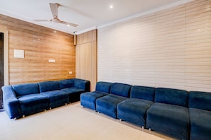 Lobby sitting area - Fabhotel Abrol Suites (Mumbai)