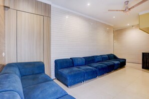 Lobby sitting area - Fabhotel Abrol Suites (Mumbai)