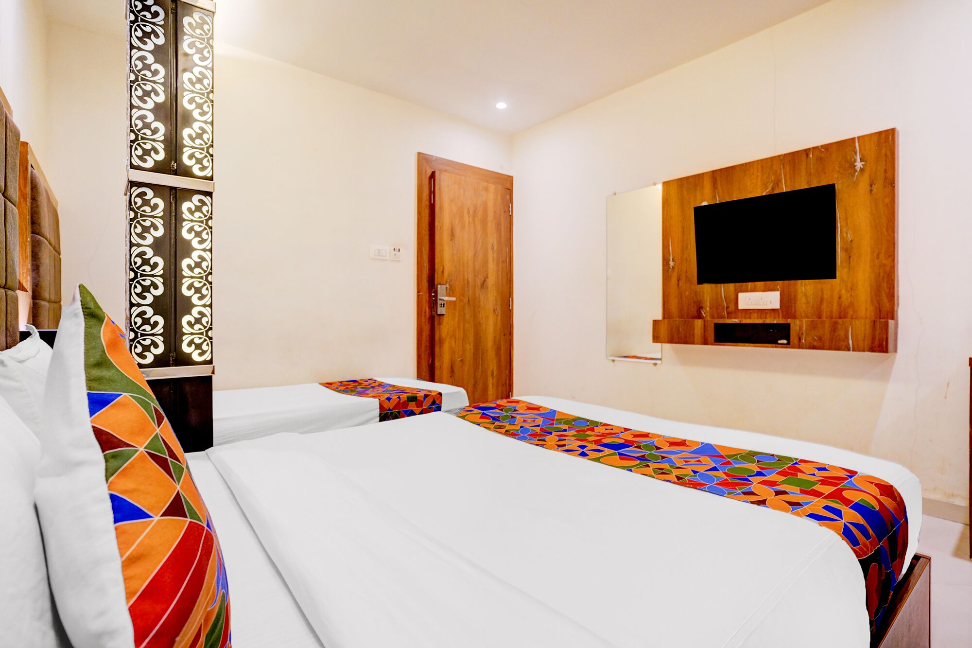 Egyptian cotton sheets, premium bedding, in-room safe, free WiFi