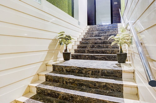 Fabhotel Abrol Suites