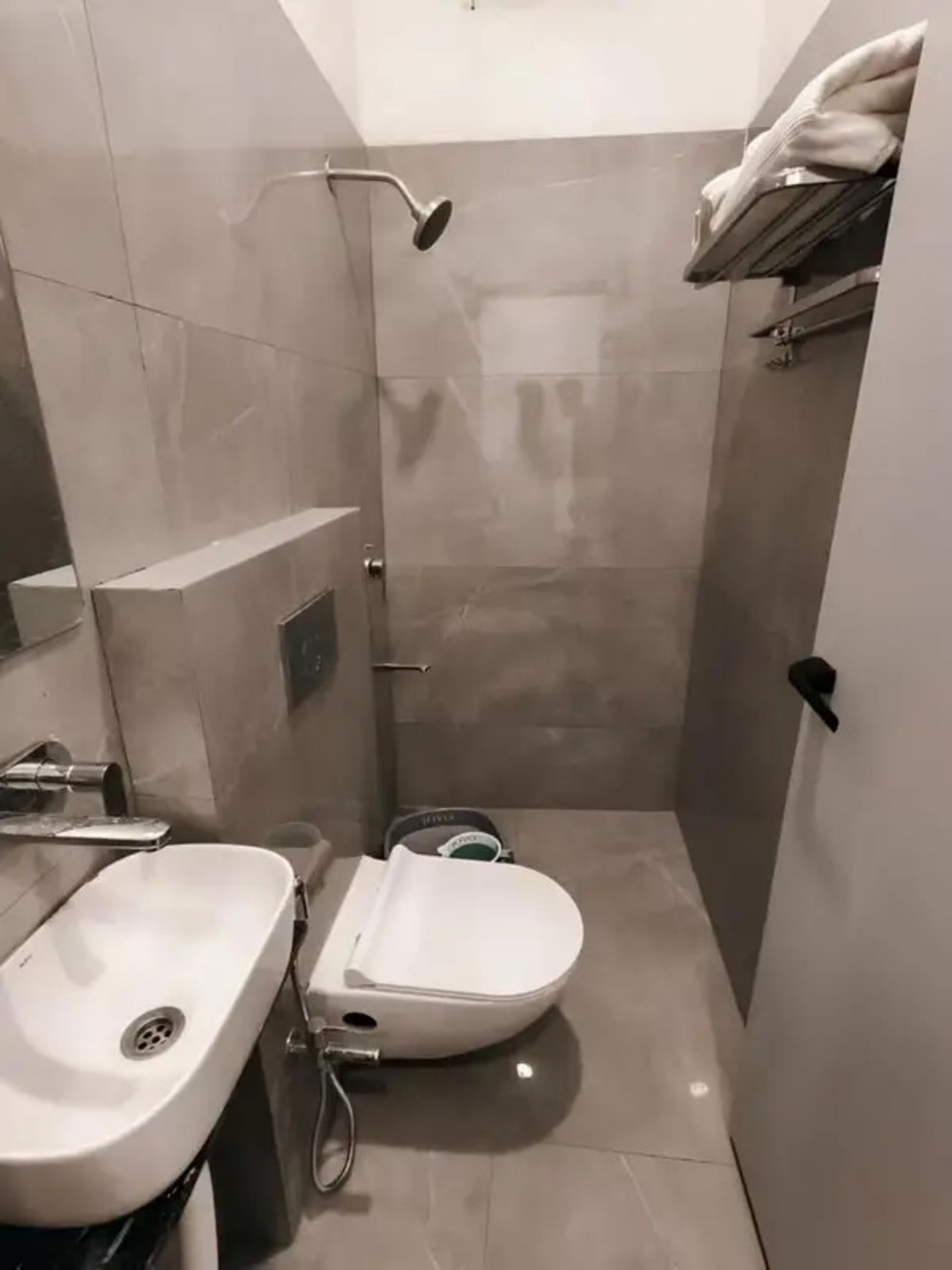 Dusche, Regendusche, kostenlose Toilettenartikel, Handtücher