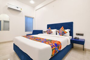 ملاءات من القطن المصري وأغطية فراش متميزة وخزنة داخل الغرفة