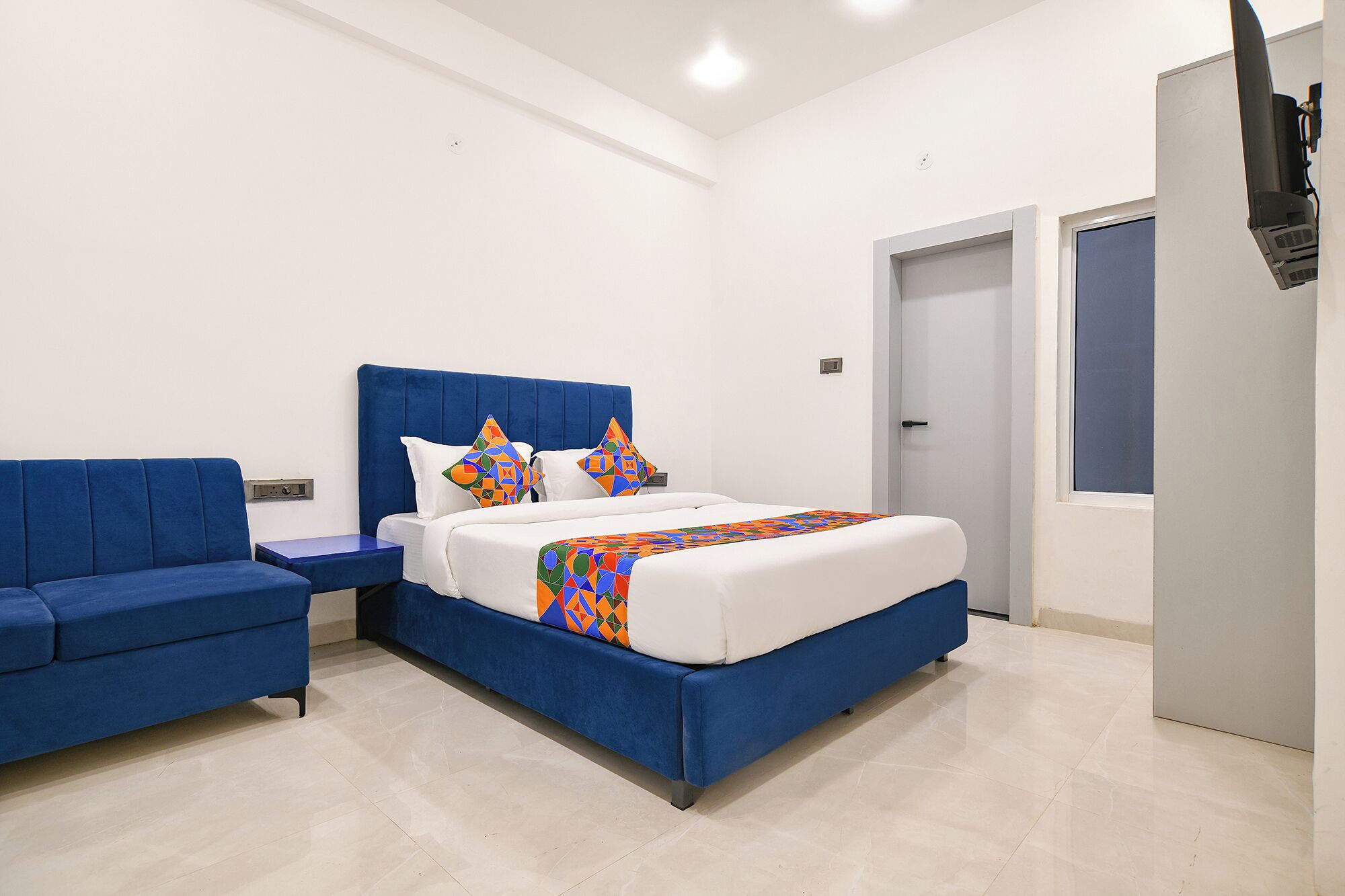 ملاءات من القطن المصري وأغطية فراش متميزة وخزنة داخل الغرفة