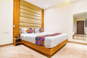 Egyptian cotton sheets, premium bedding, in-room safe, free WiFi - Fabhotel Blu Mark (Indore)