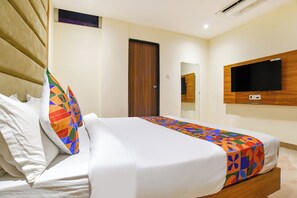 Egyptian cotton sheets, premium bedding, in-room safe, free WiFi - Fabhotel Blu Mark (Indore)