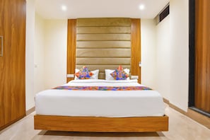 Egyptian cotton sheets, premium bedding, in-room safe, free WiFi - Fabhotel Blu Mark (Indore)