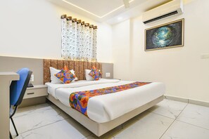 ملاءات من القطن المصري وأغطية فراش متميزة وخزنة داخل الغرفة