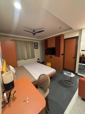 Egyptian cotton sheets, premium bedding, in-room safe, free WiFi - Fabhotel Hostique Stays (Indore)