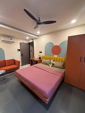 Egyptian cotton sheets, premium bedding, in-room safe, free WiFi