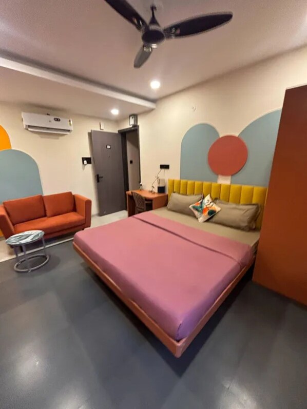 Egyptian cotton sheets, premium bedding, in-room safe, free WiFi - Fabhotel Hostique Stays (Indore)