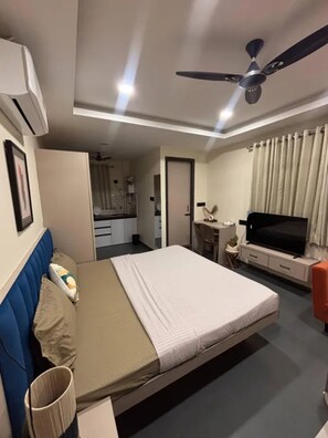 Egyptian cotton sheets, premium bedding, in-room safe, free WiFi - Fabhotel Hostique Stays (Indore)