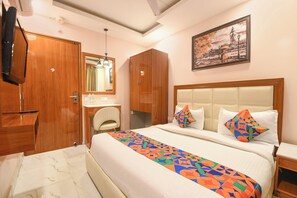 Egyptian cotton sheets, premium bedding, in-room safe, free WiFi - Fabhotel Ramhan (New Delhi)
