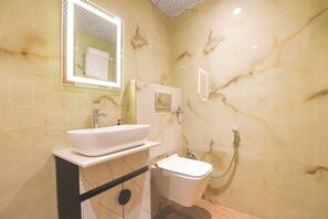 Shower, rainfall showerhead, free toiletries, towels - Fabhotel Ramhan (New Delhi)
