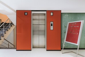 Elevator - Fabhotel Ramhan (New Delhi)