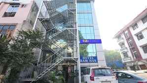 Un bâtiment avec une enseigne bleue sur laquelle on peut lire : « fab HOTELS HOTEL RAM HAN ».