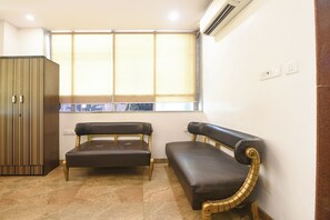 Lobby sitting area - Fabhotel Ramhan (New Delhi)