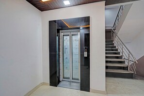 Lift - Fabhotel Tuesday Suits 121 (Noida)