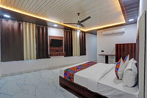 Egyptian cotton sheets, premium bedding, in-room safe, free WiFi - Fabhotel Tuesday Suits 121 (Noida)
