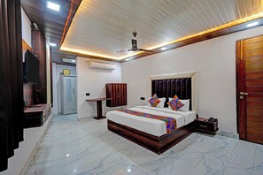 Deluxe Room | Egyptian cotton sheets, premium bedding, in-room safe, free WiFi - Fabhotel Tuesday Suits 121 (Noida)