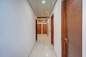 Lobby - Fabhotel Tuesday Suits 121 (Noida)