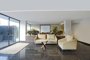 Sittområde i lobbyn