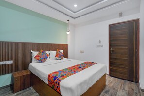 Egyptian cotton sheets, premium bedding, in-room safe, free WiFi - Via Morning Glory (Bangalore)