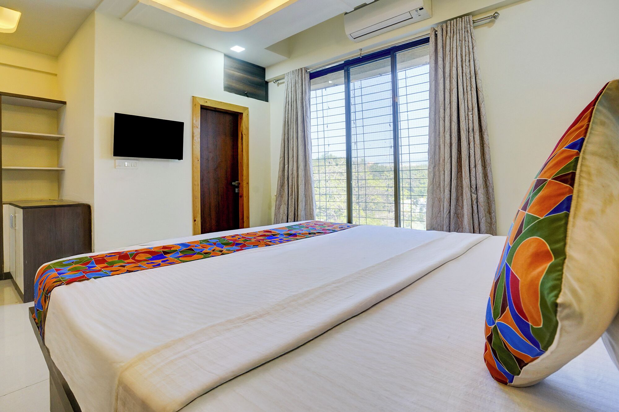 Egyptian cotton sheets, premium bedding, in-room safe, free WiFi