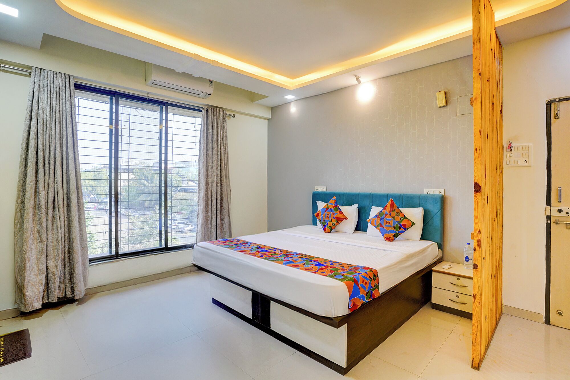 ملاءات من القطن المصري وأغطية فراش متميزة وخزنة داخل الغرفة