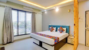 ملاءات من القطن المصري وأغطية فراش متميزة وخزنة داخل الغرفة